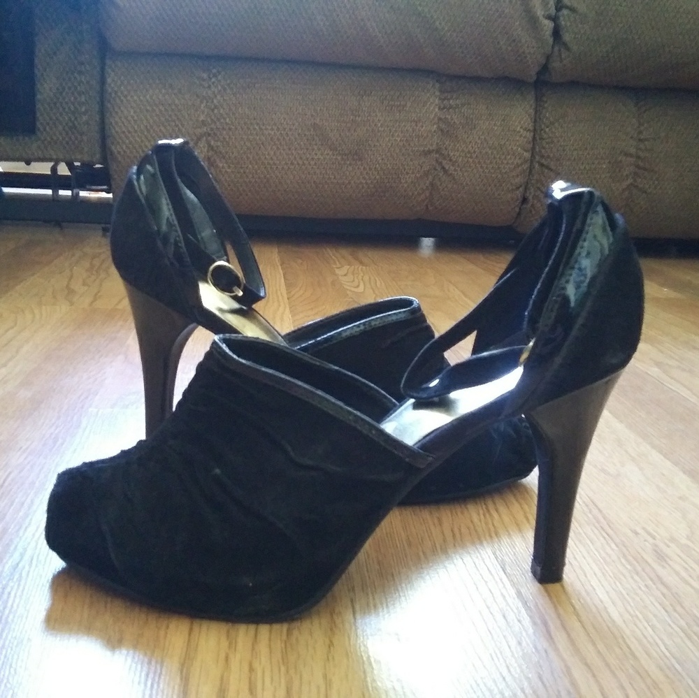 Women's suede peeptoe heels